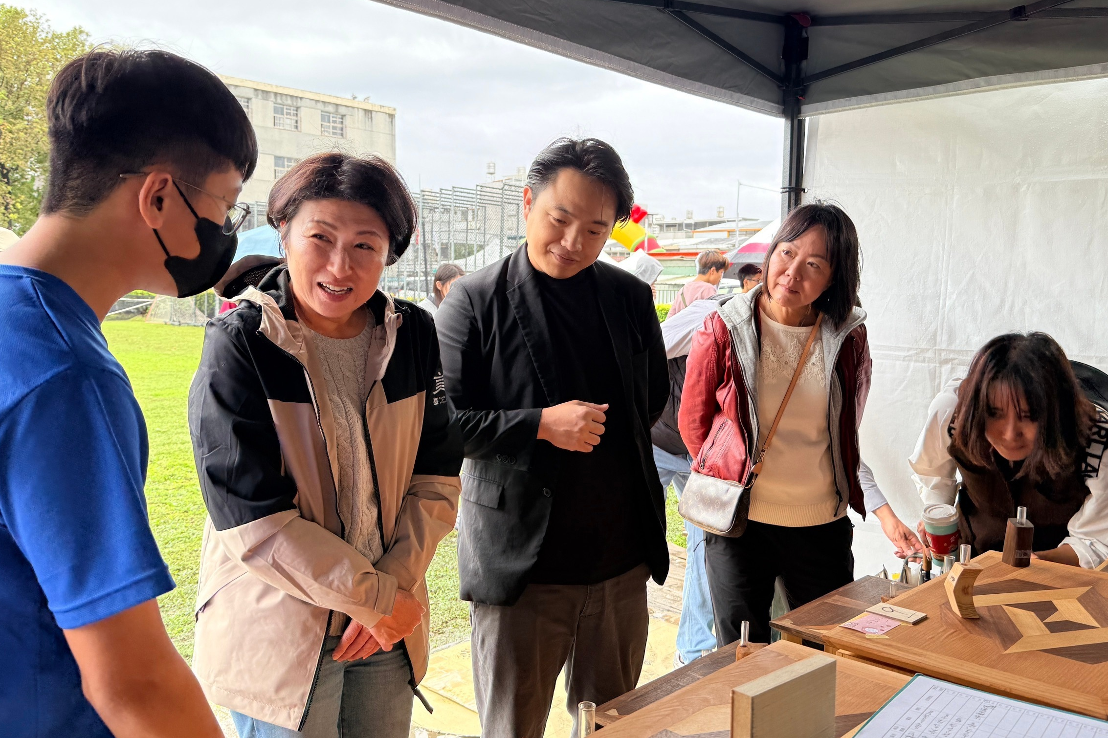 職業試探攤位內容豐富多元，由公東高工家具木工科、木工成品展、電機科等各科總動員。