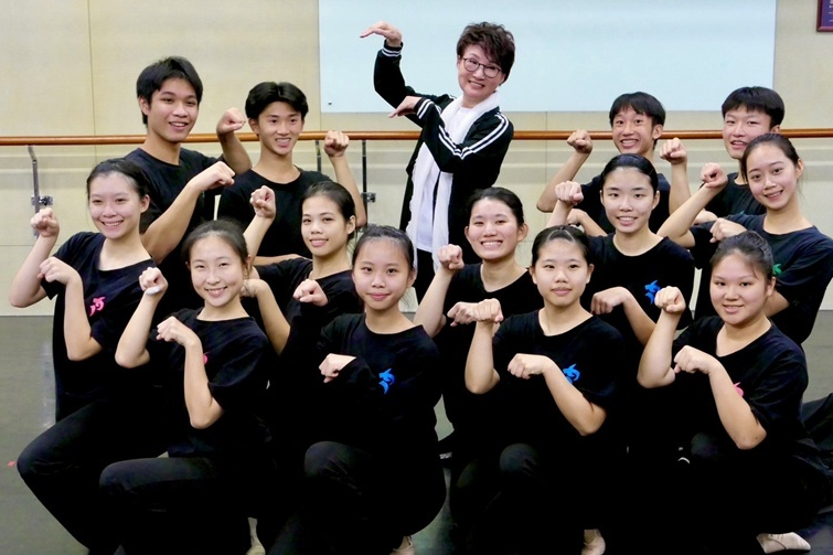 小咪老師與學生世代交流排練，展現表演藝術的傳承與延續。