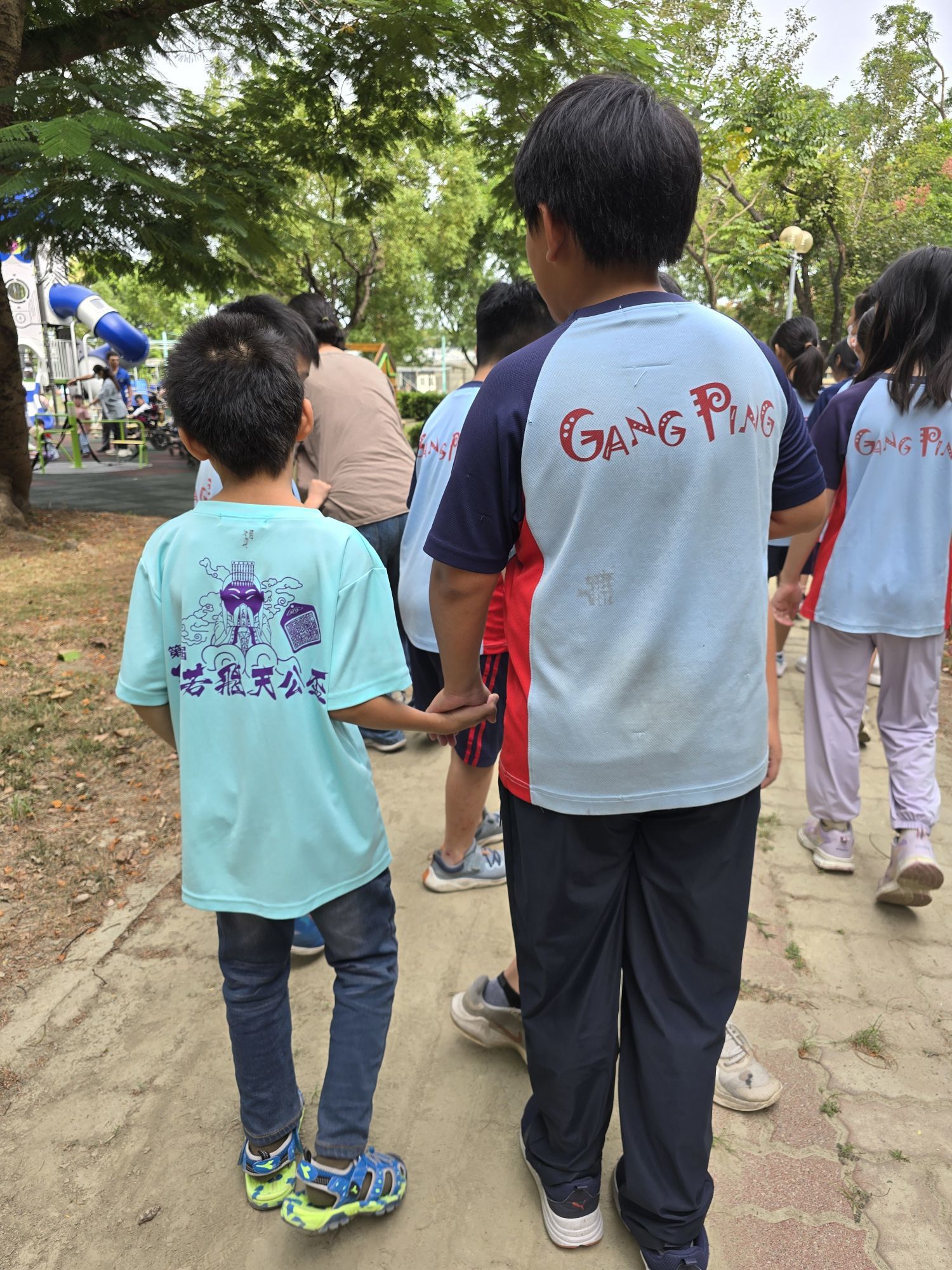 特教生與一般生在共融遊戲場幸福同樂 (教育部提供)