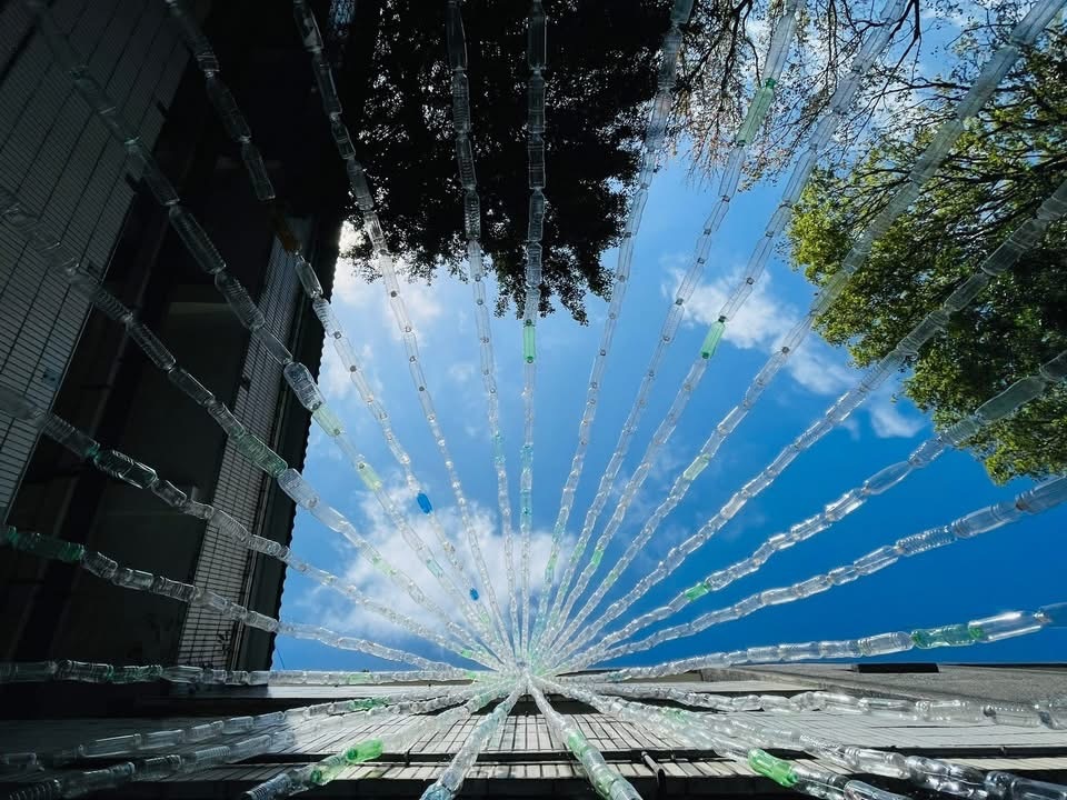 巨型環保聖誕樹是金山高中師生用1461個寶特瓶製作而成，象徵齊心為環境盡一份心力 (金山高中提供)