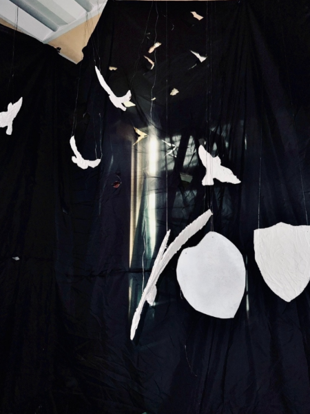 〈戰火下的羈絆〉作品描述軍犬在戰車與碉堡中成長，習慣砲火