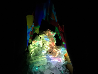 〈破碎的走馬燈—老兵回憶錄〉作品以老兵視角，呈現過去、未來和現在