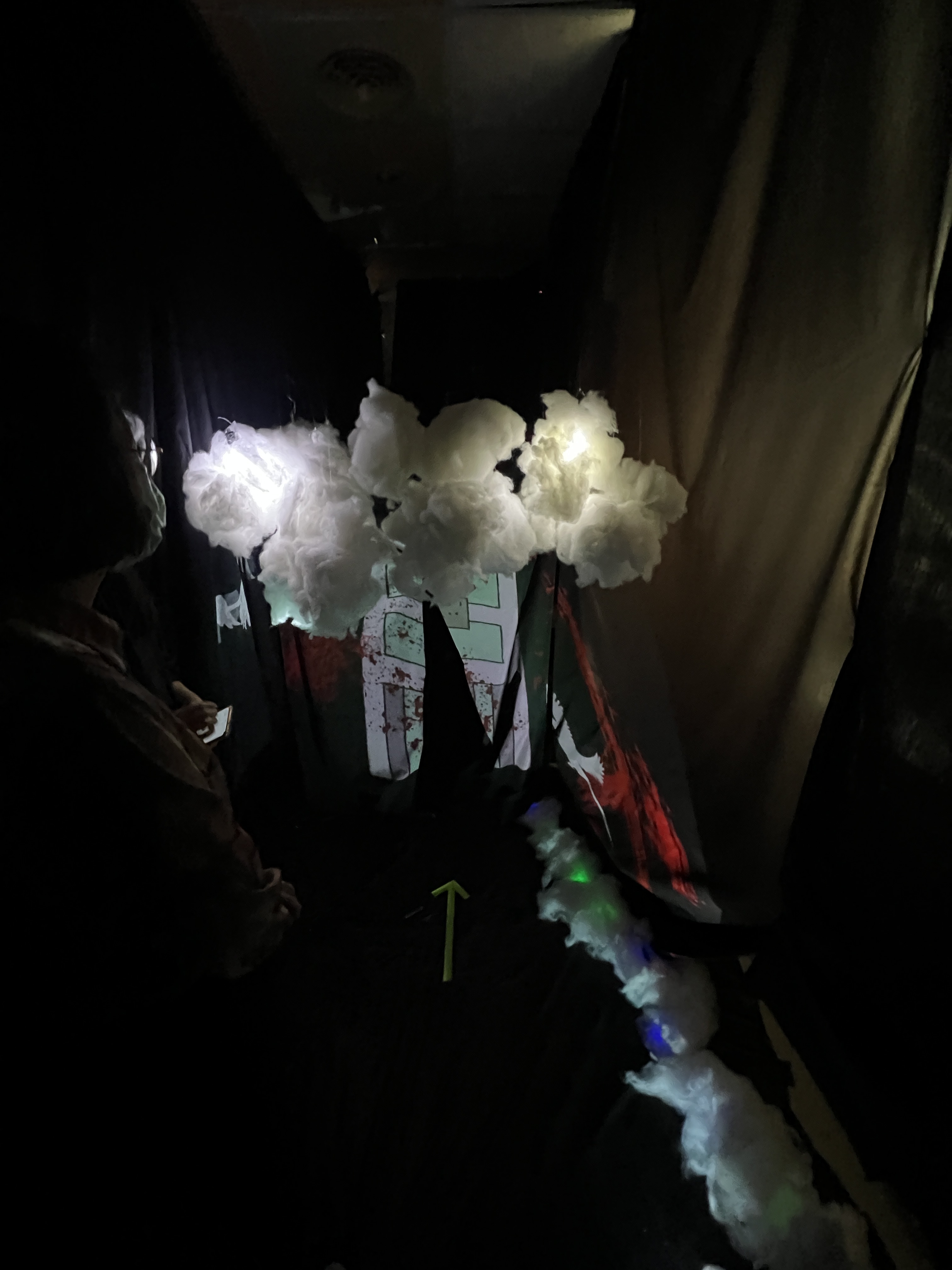 〈尋門〉作品用白雲象徵自由新生，進入隧道後則是獄中黑暗與壓抑的心理