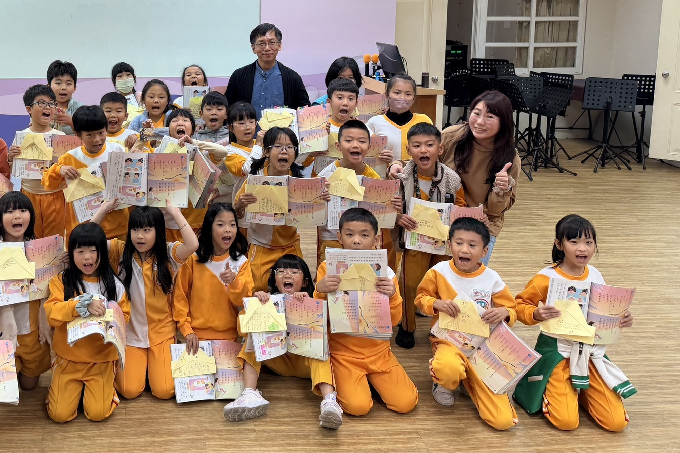 桃園大忠國小「打開山的詩意之門」導讀活動，邀請兒童文學作家謝鴻文入校導讀童詩

