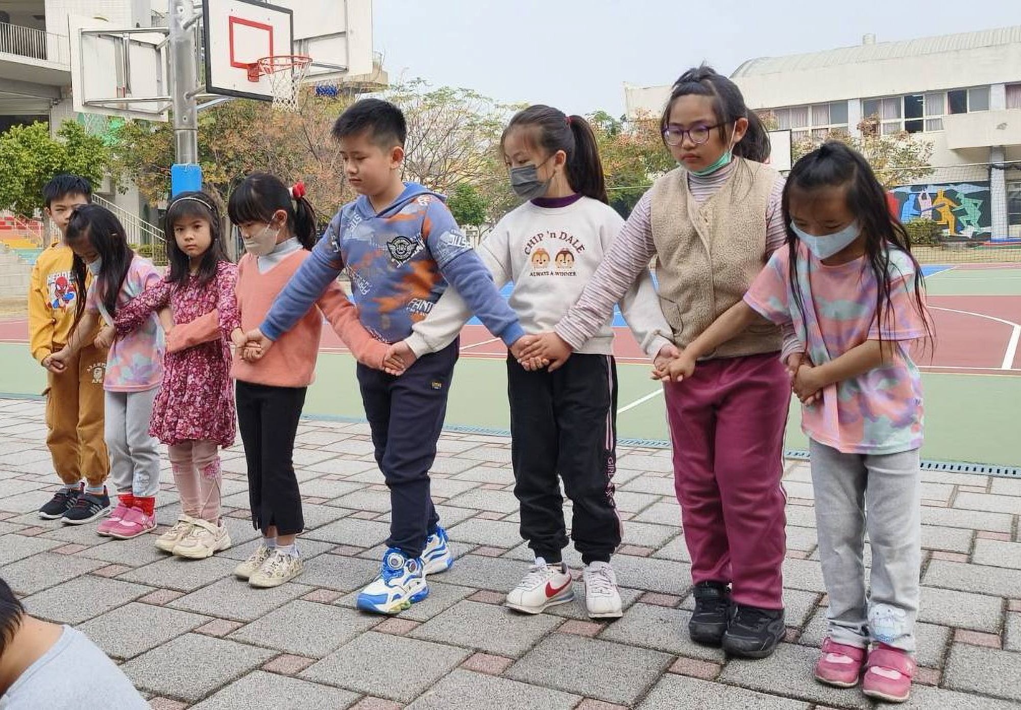 臺中市北勢國小教導學生跳傳統族語舞蹈，透過舞蹈使學生們熟悉日常族語用語