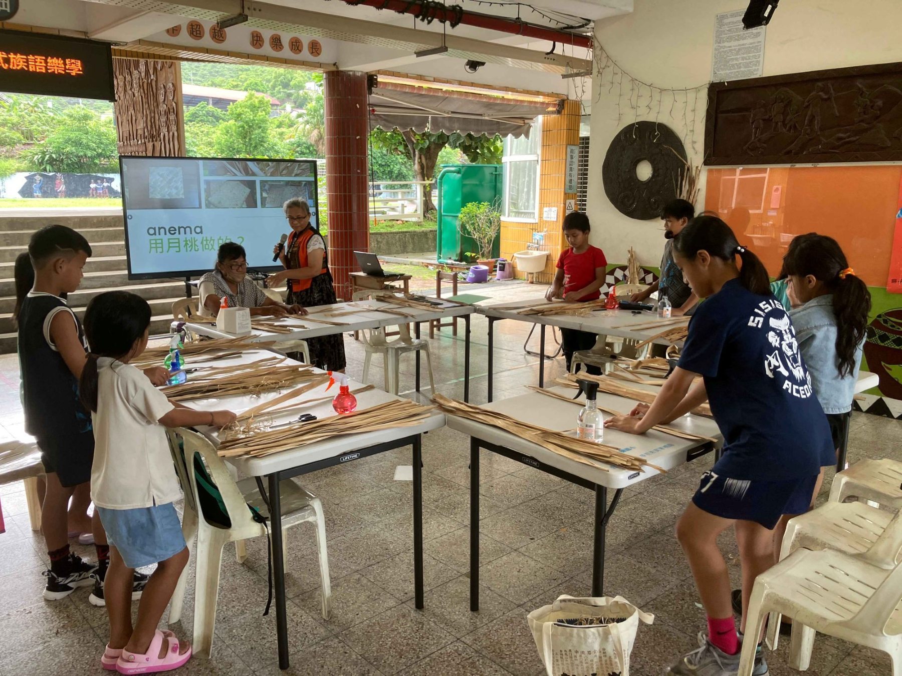 屏東縣內獅國小「月桃葉編織體驗」，同時教授與月桃葉編織相關之族語詞彙