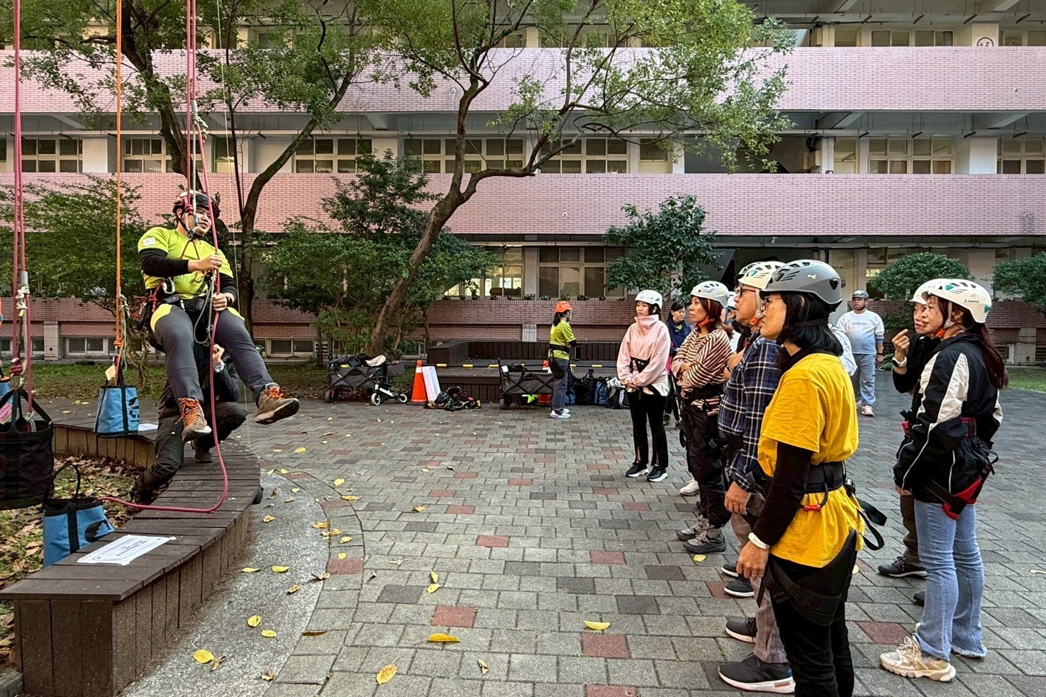 民族實中老師和家長體驗攀樹，實際體驗學生在校的生態體育特色課程

