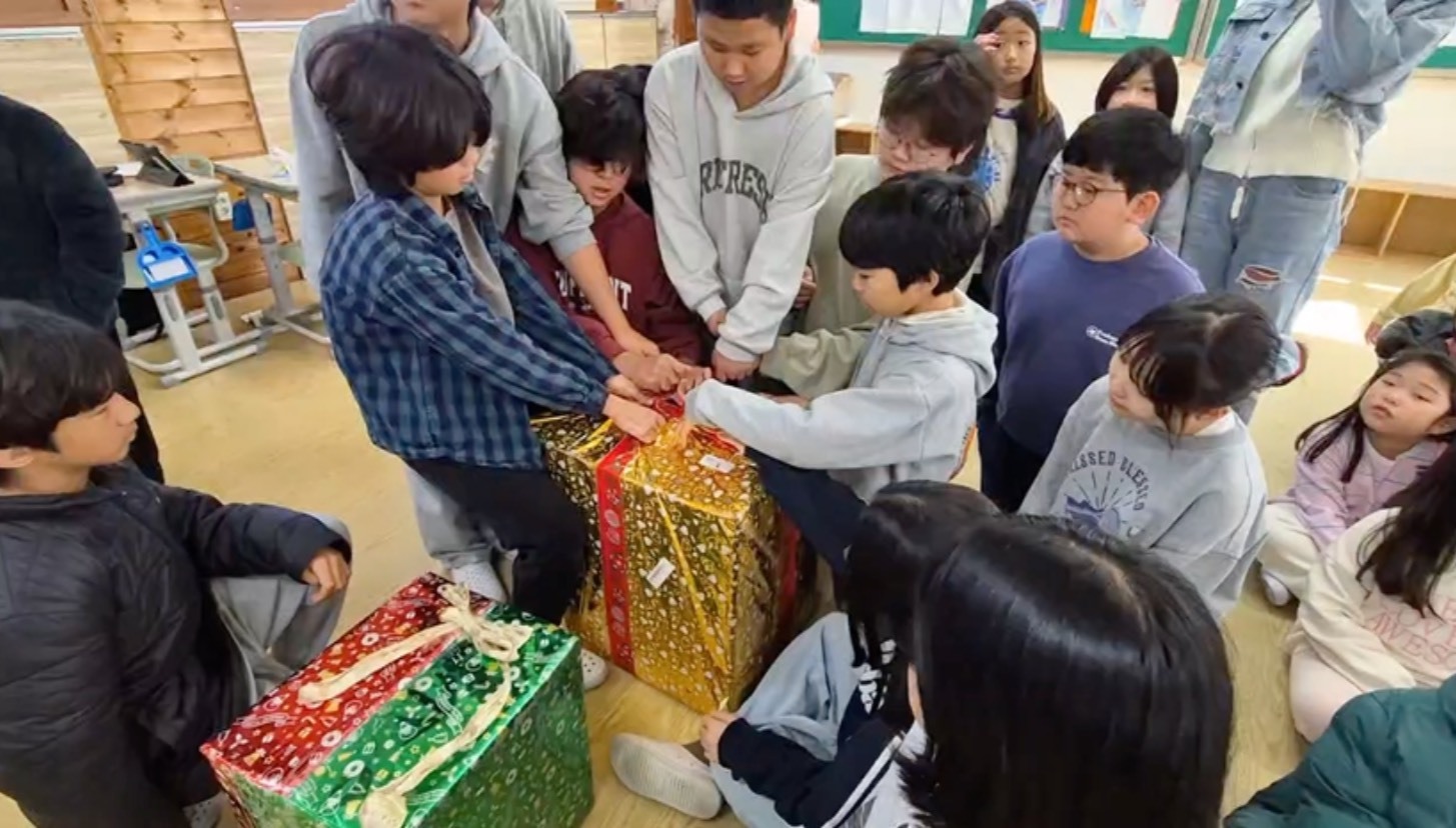 漢東小學學生迫不及待的開箱作業