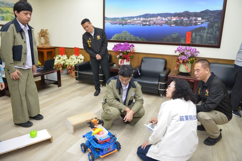 毅高中學生鄭宇翔、莊致齊在2025亞洲技能競賽榮獲金牌；副縣長邱俐俐仔聆聽學生設計