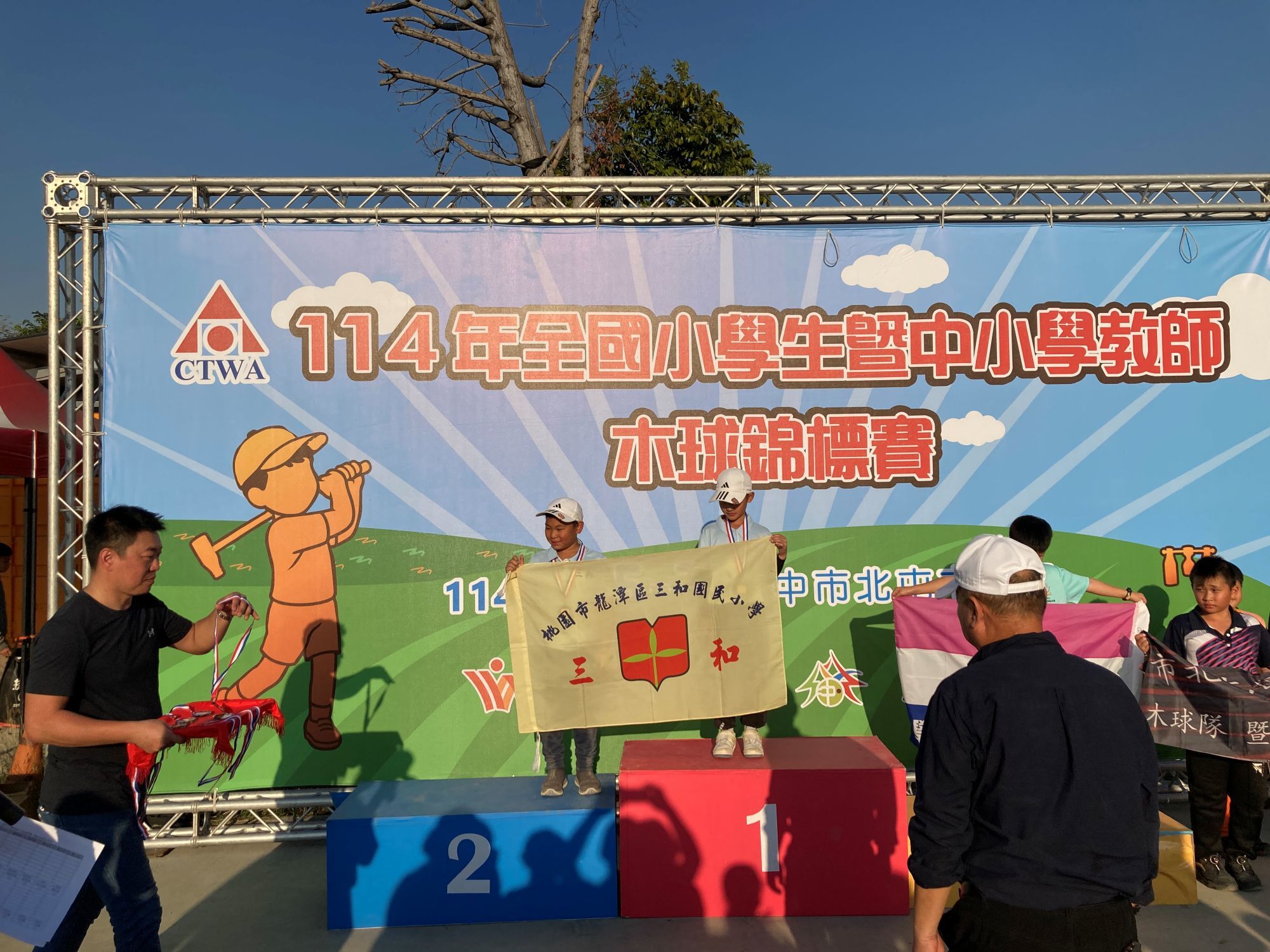 學生毛愷以優異的球技勇奪中年級組個人及團體金牌