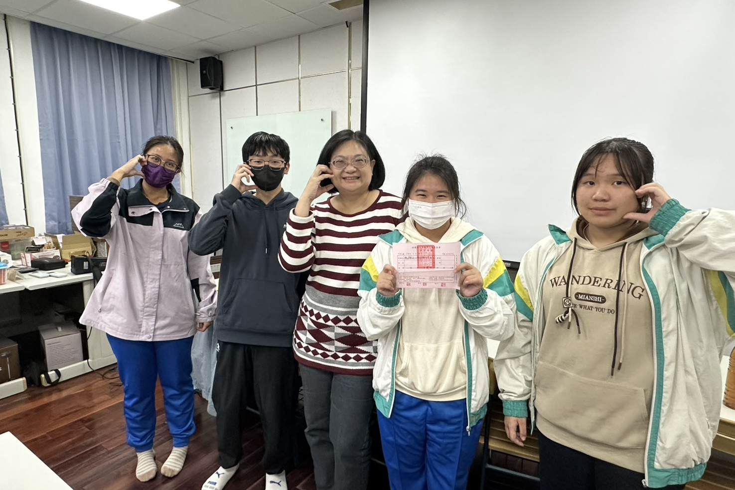 「公益義賣」活動盈餘，捐給公益團體。