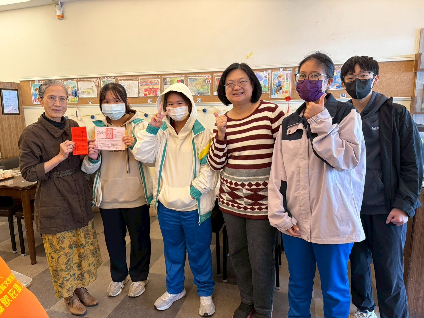 「公益義賣」活動盈餘，捐給公益團體。