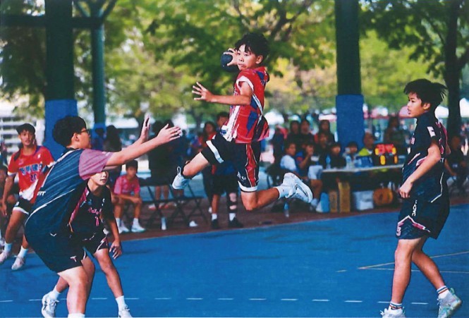 桃園新明國中手球隊在「114年全國手球錦標賽」蟬聯冠軍，U13球員江楊璿躍起射門

