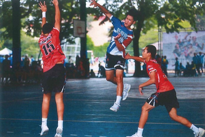 球員陳澤樂突破重圍，奮力射門