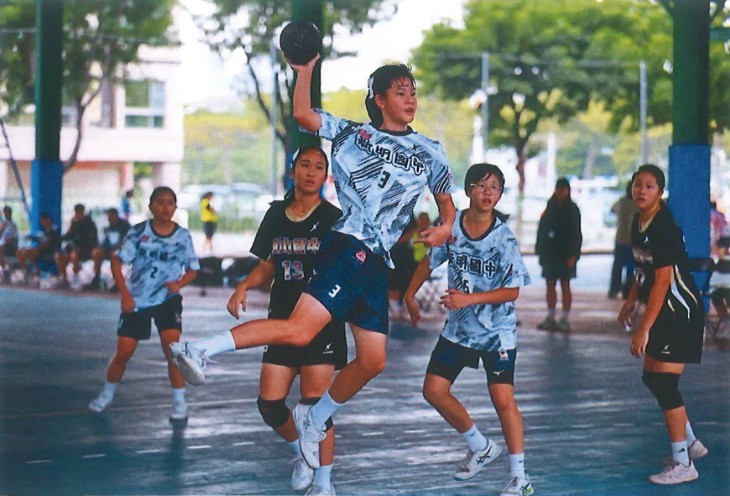 球員許沛蓁躍起射門