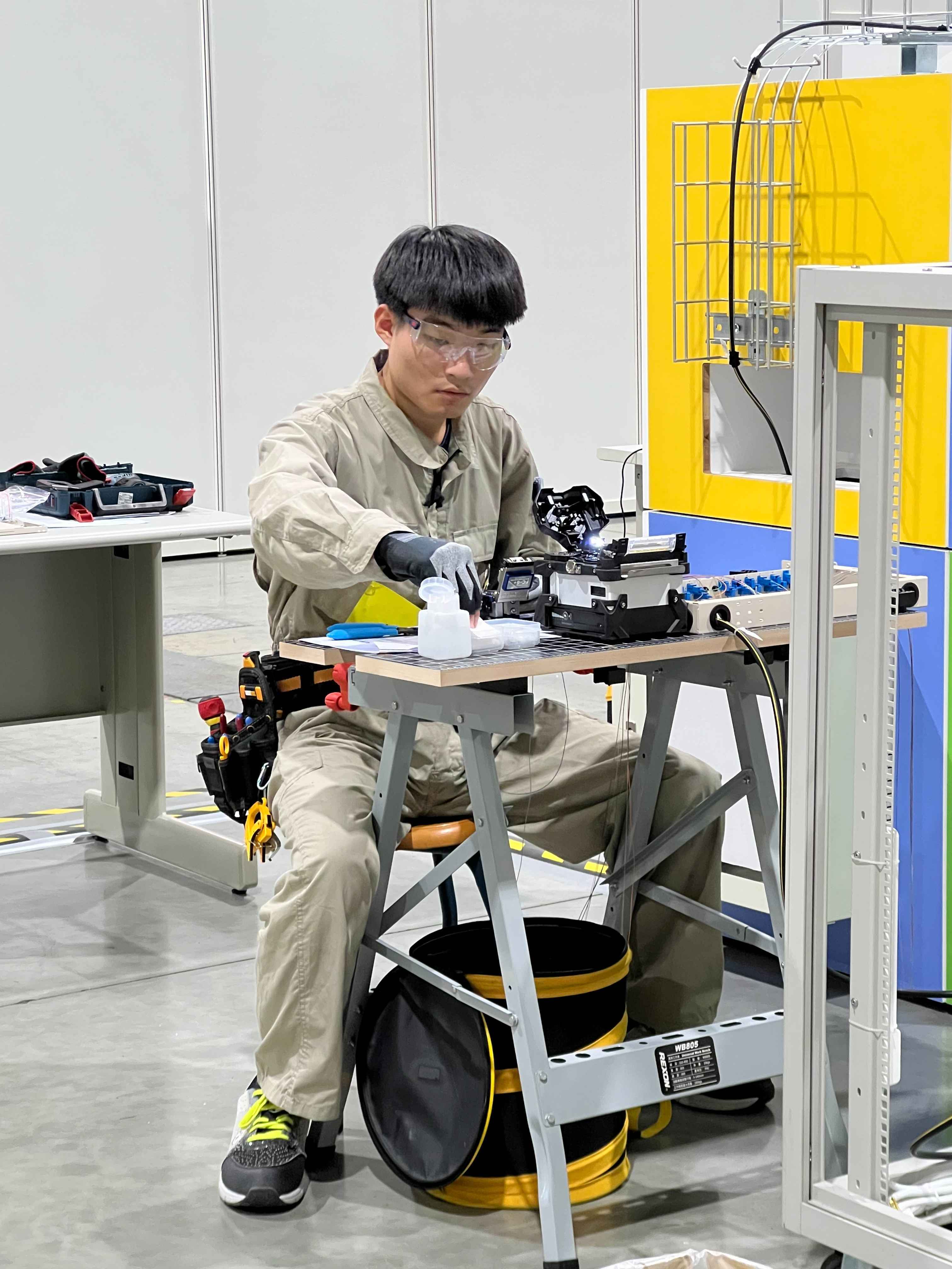 電機科選手洪秉昇擁有豐富實戰經驗，在「資訊網路布建」職類榮獲銅牌