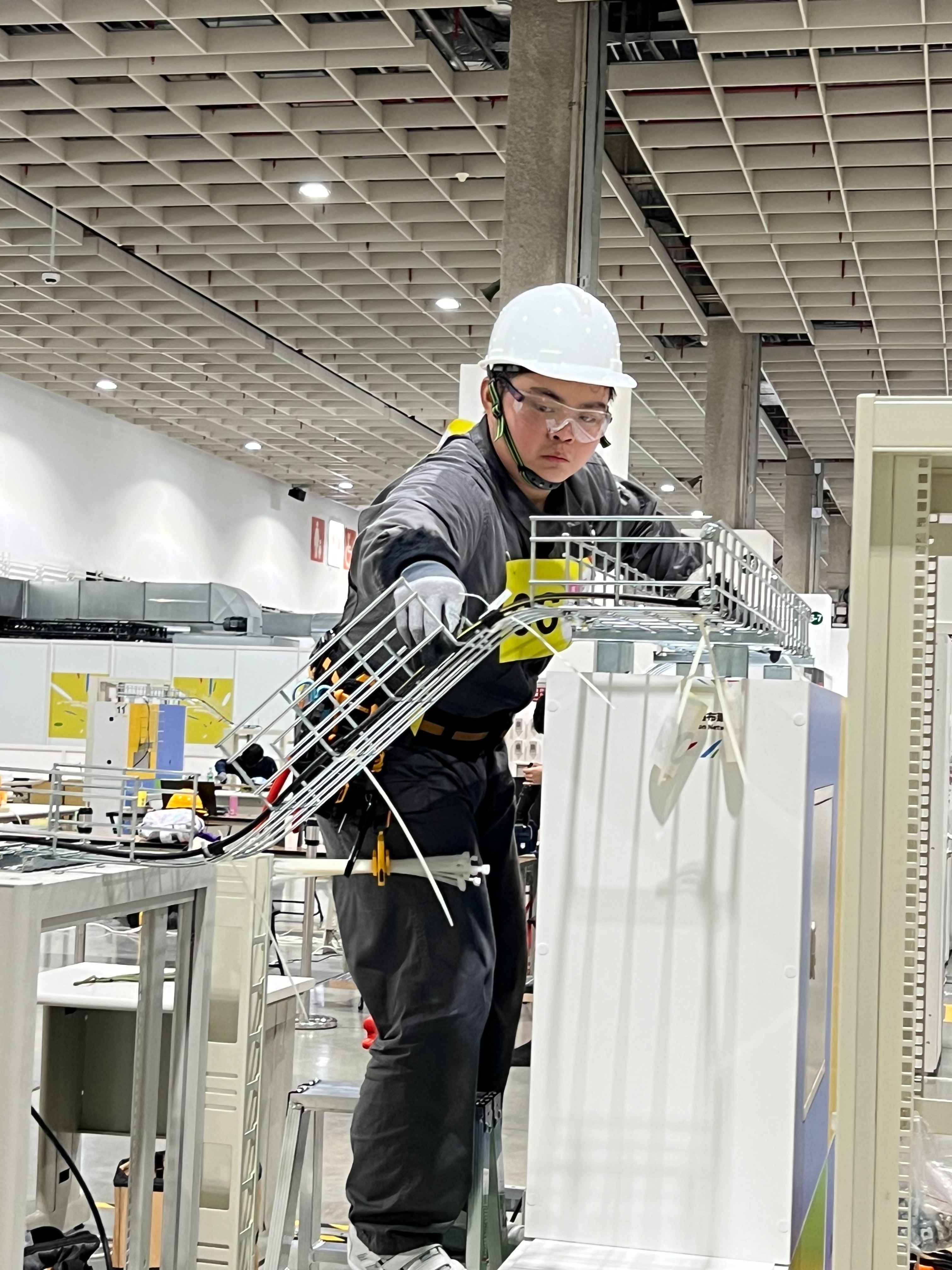 電機科曹峰嘉選手臨危不亂、冷靜分析題目與相關資料，勇奪「資訊網路布建」職類青年組金牌