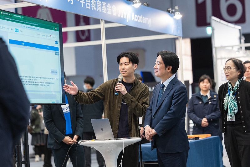 總統賴清德聽取攤位說明 (總統府提供)