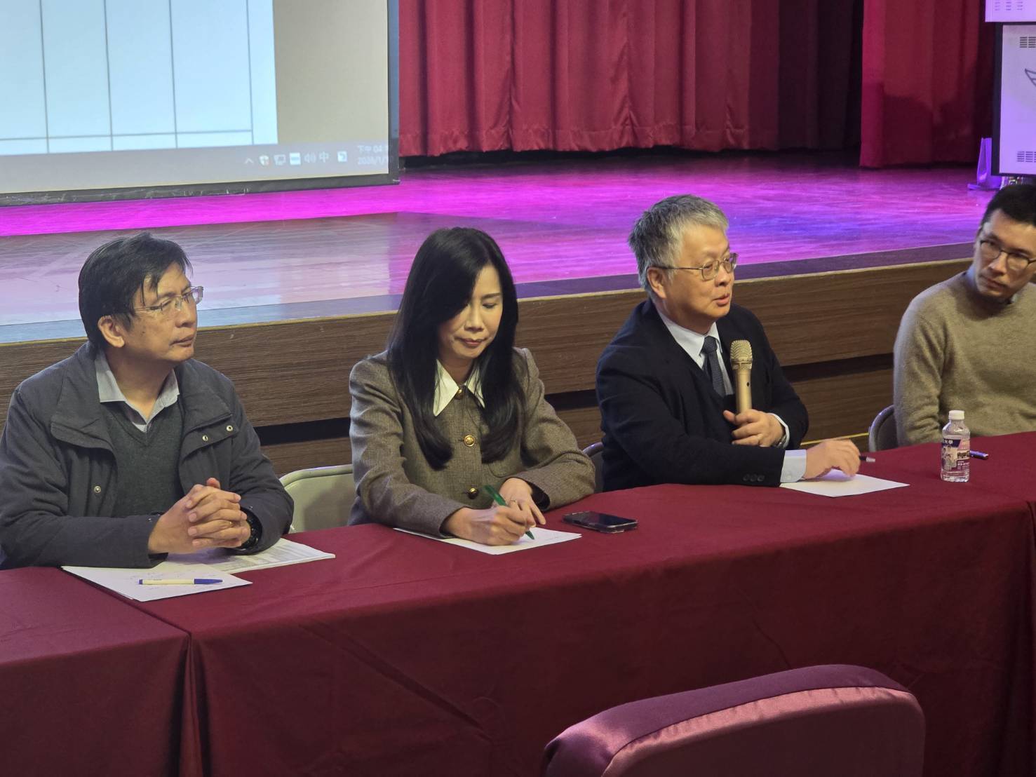 教育部次長劉國偉在講座上進行對談 (開南提供)