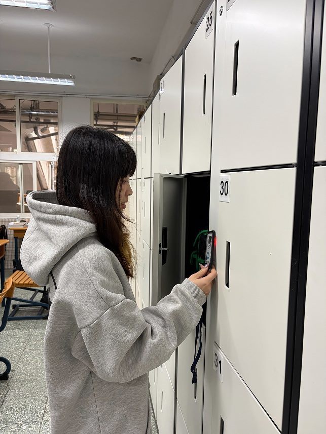 內湖高工的學生，只要用學生證就能開啟個人櫃子