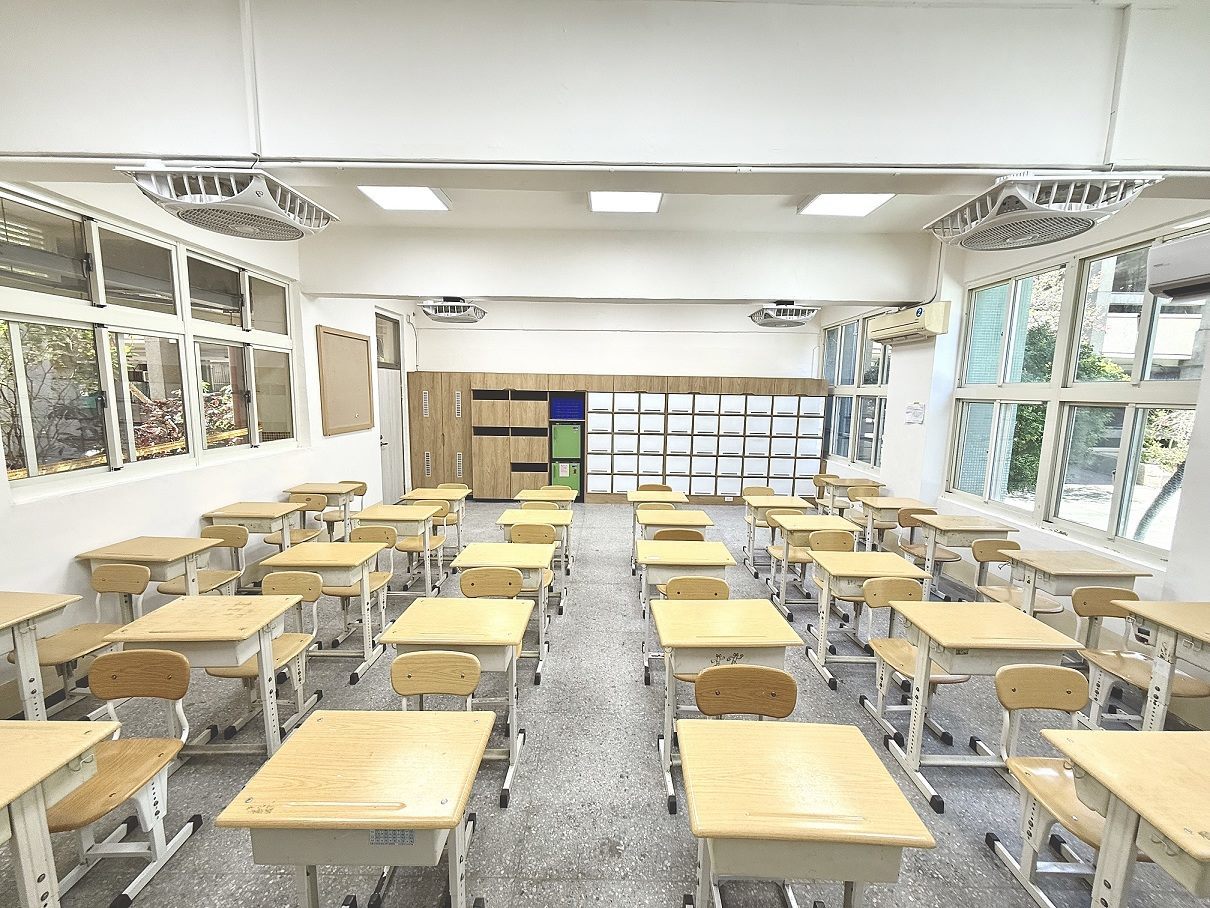 大直高中拆除原有的天花板，使教室空間更開闊