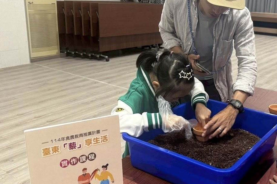親子共同種下紅藜種子，感受食農教育的學習精神。