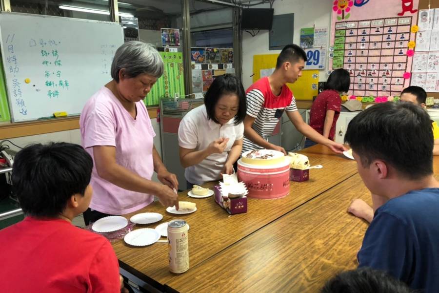 照顧自己自閉的孩子也照顧別人的孩子