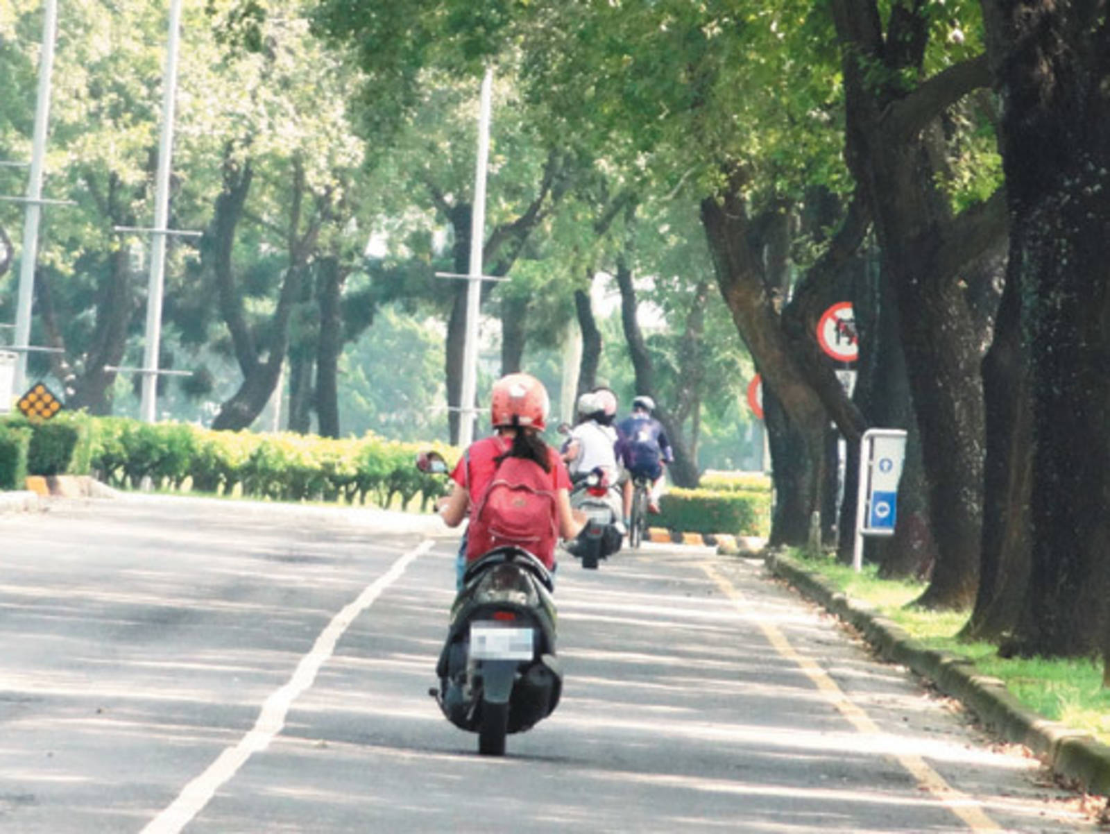 Riding on a dangerous wave 誰比較危險：假新聞 v.s. 大學生騎車