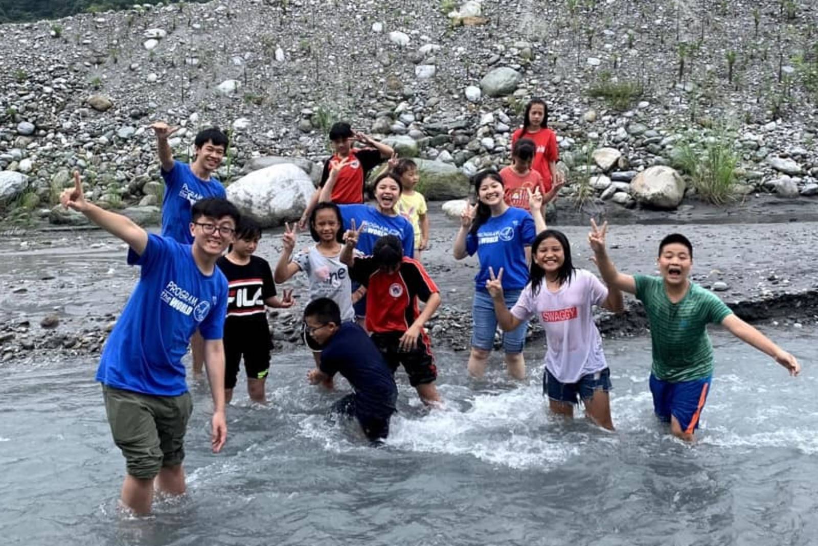 看見家鄉、我是小小空拍手。教育電台讚－走訪後山花蓮萬榮社區西林國小、南投草屯僑光國小的小小空拍手。