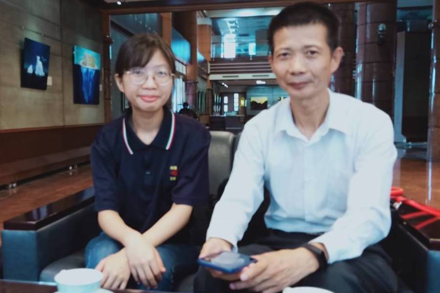 女兒陪讀大學四年報親恩