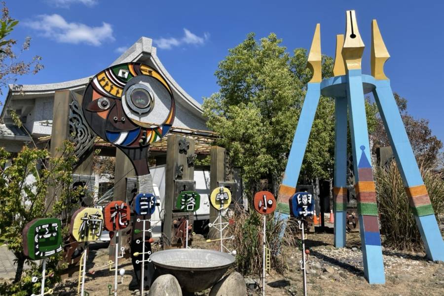 瓦礫堆中的巴楠花