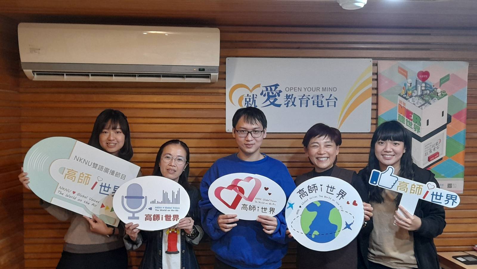 中秋節(農曆8月15日) MID-AUTUMN FESTIVAL  每逢佳節倍思親， 家鄉月亮比較圓