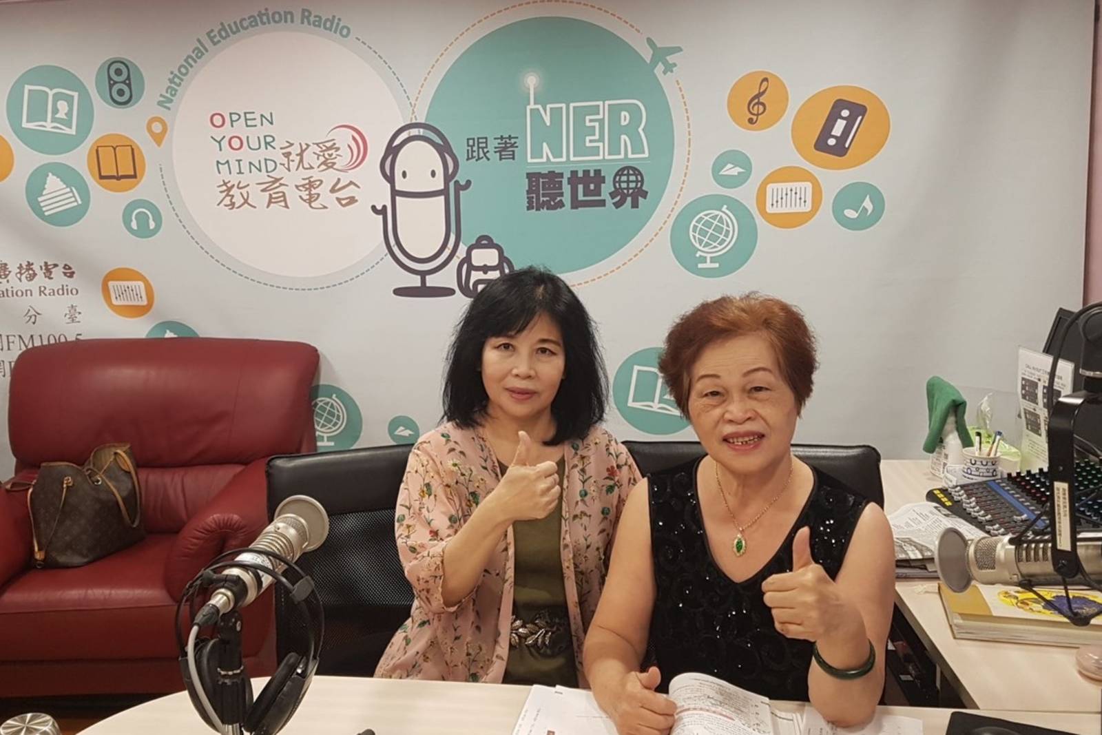 英語教室：How do you go to school ?