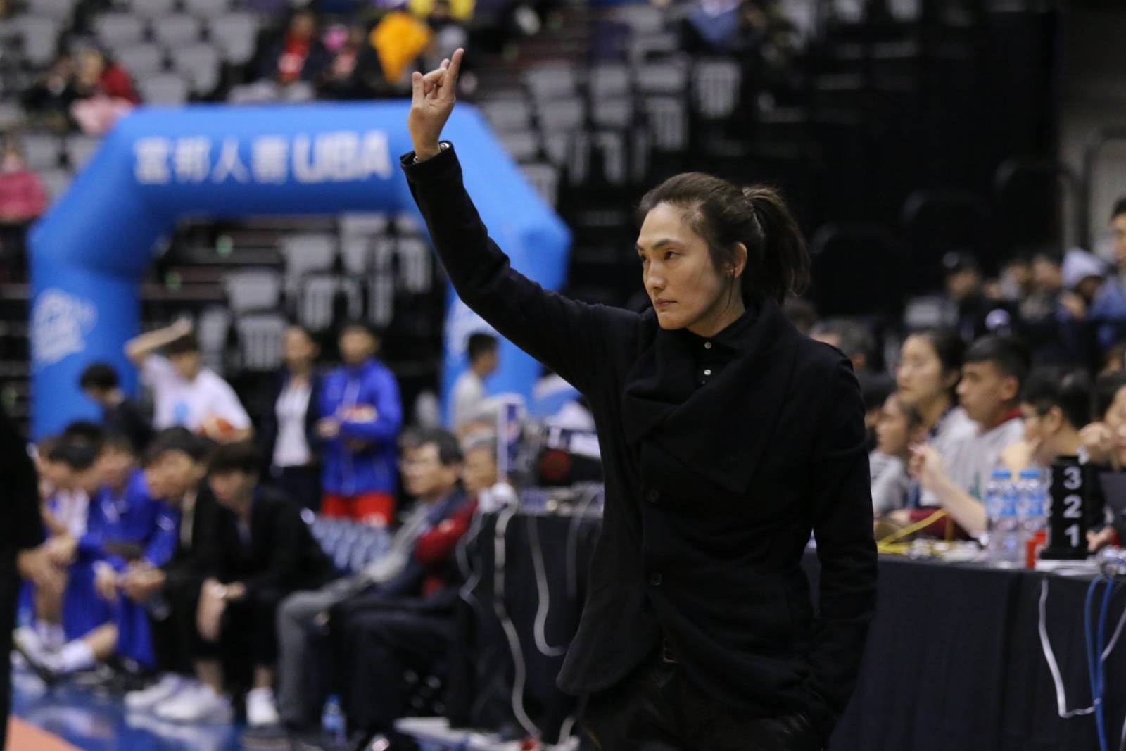 籃球場上的漂亮寶貝歌壇的快樂高手