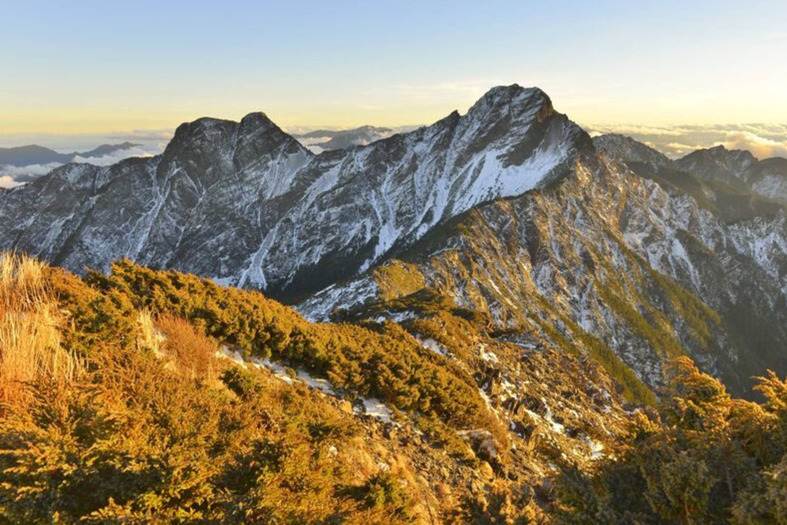 陳澄波彩筆下的「玉山積雪」
