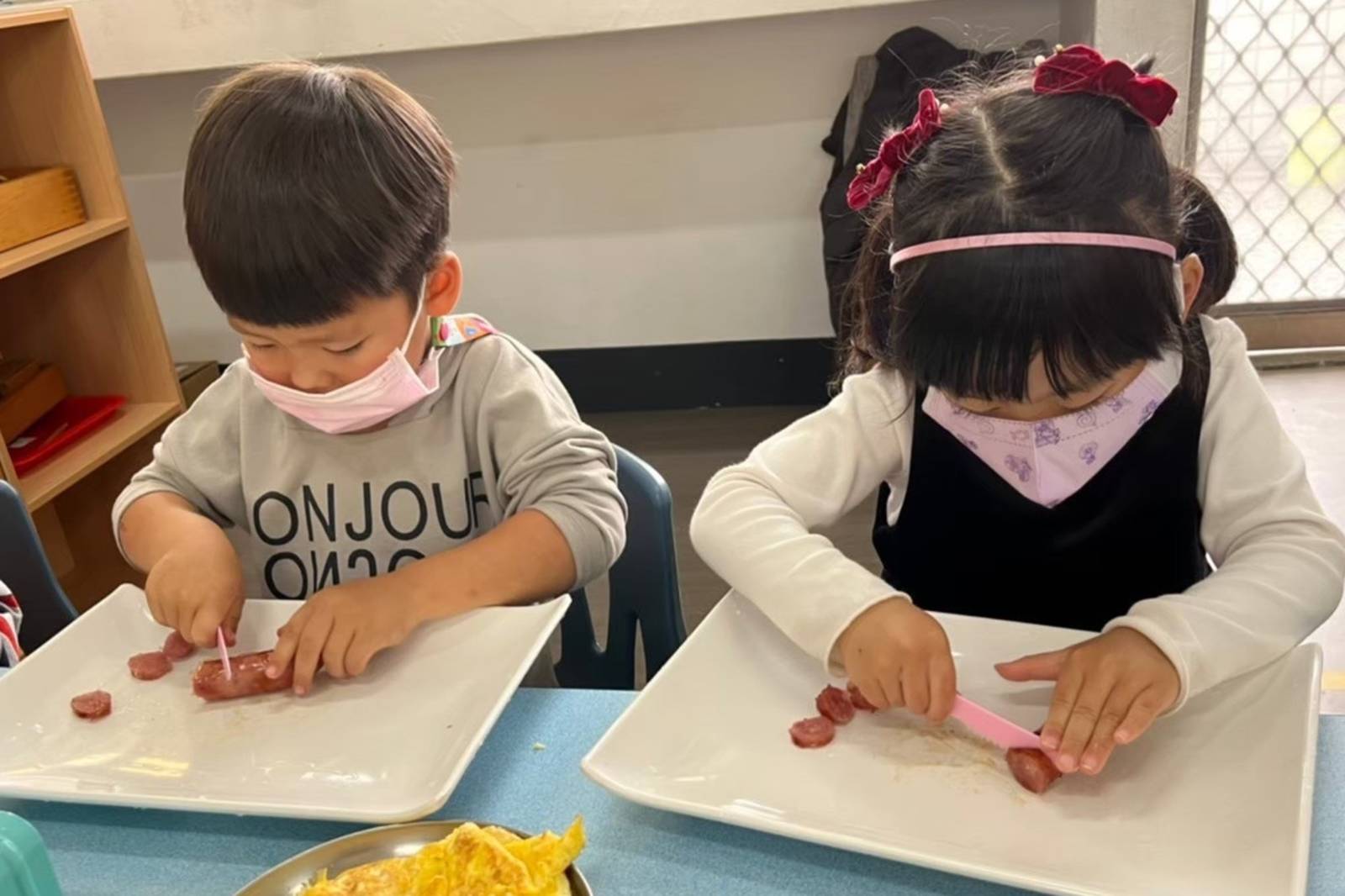 石牌非營利幼兒園　老師引導孩子做中學