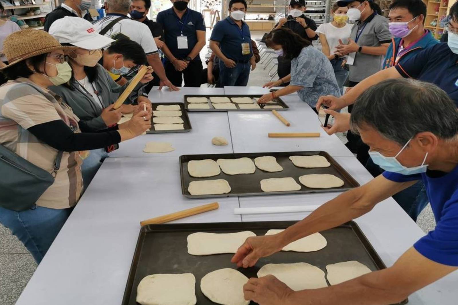 「阿嬤ㄟ 胖」用快樂做形狀的麵包