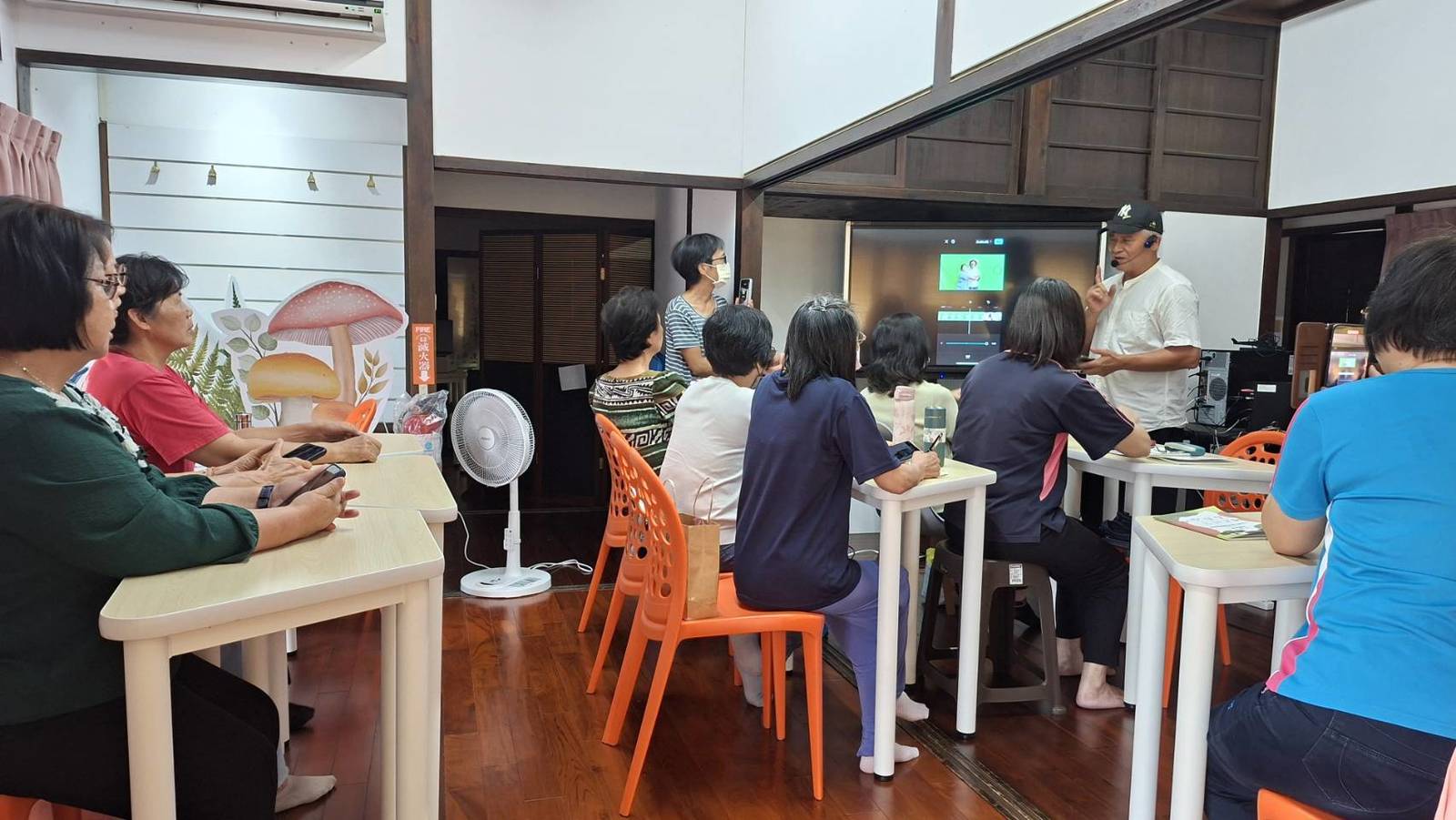 引導長者活用智慧型手機 苗栗縣樂齡學習示範中心